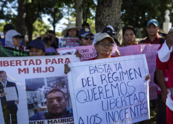 Marcha en El Salvador exige la liberación de detenidos bajo régimen de excepción