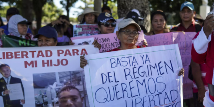 Marcha en El Salvador exige la liberación de detenidos bajo régimen de excepción