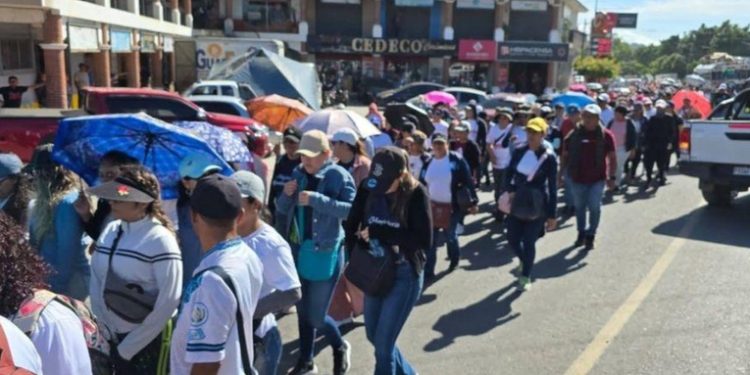 Marchas del interior llegan a la Plaza de la Constitución con críticas a Arévalo y Giracca