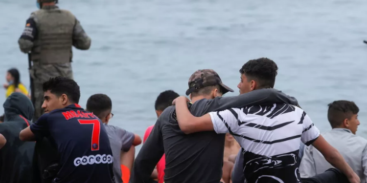 Marruecos habría engañado a los menores migrantes para que cruzaran la frontera con España diciendo que verían a Messi y Cristiano Ronaldo