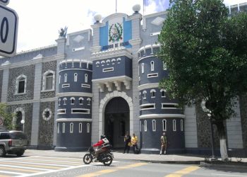 Masiva afluencia en Guardia de Honor por vacunación