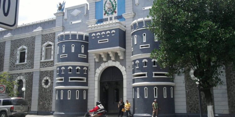 Masiva afluencia en Guardia de Honor por vacunación