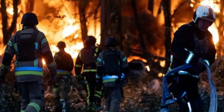 Masivo ataque ruso deja 1 muerto y 26 heridos en Kiev