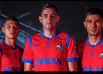 Matías Rotondi y Darwin Torres lucen la nueva camisola roja del CSD Municipal