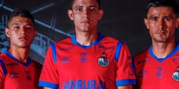 Matías Rotondi y Darwin Torres lucen la nueva camisola roja del CSD Municipal
