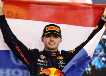 Max Verstappen vende su auto de trabajo con fines benéficos