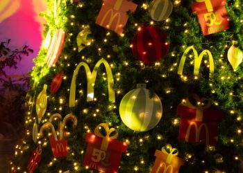 McDonald's inicia la celebración de su 50 Aniversario encendiendo la magia navideña