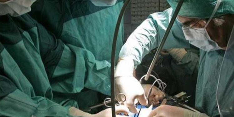 Médicos acusados de extraer riñón ilegalmente son ligados a proceso penal