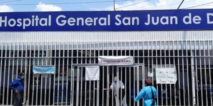 Médicos de hospital San Juan de Dios exigen aumento salarial de 3 mil quetzales