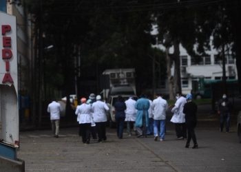 Médicos del Hospital Roosevelt piden destitución del director por deficiencias en la gestión