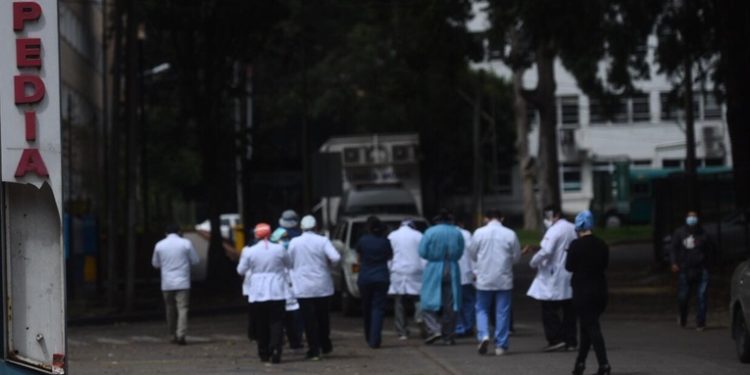 Médicos del Hospital Roosevelt piden destitución del director por deficiencias en la gestión