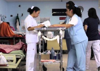 Médicos del hospital San Juan de Dios brindan asistencia a manifestantes en el Ministerio Público
