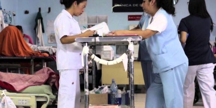 Médicos del hospital San Juan de Dios brindan asistencia a manifestantes en el Ministerio Público