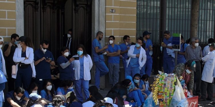 Médicos del San Juan de Dios marchan por desabastecimientos de medicinas