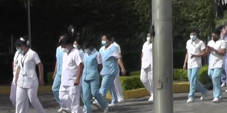 Médicos hacen un llamado urgente al gobierno para poner restricciones mas severas