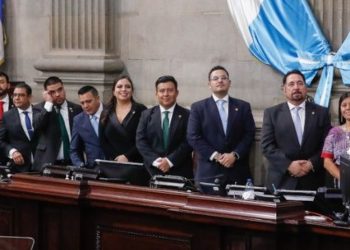 Medidas de austeridad: Alcaldes, diputados y mandatario acuerdan rebajas en salarios y dietas.