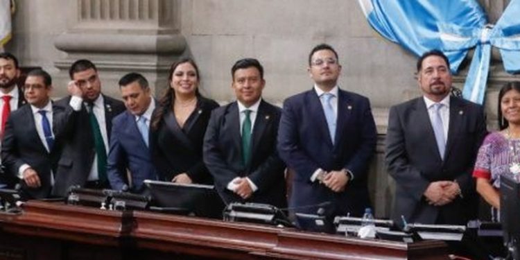 Medidas de austeridad: Alcaldes, diputados y mandatario acuerdan rebajas en salarios y dietas.