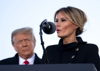Melania Trump dice que la escasez de fórmulas para bebés en EE.UU. es desgarradora de ver.
