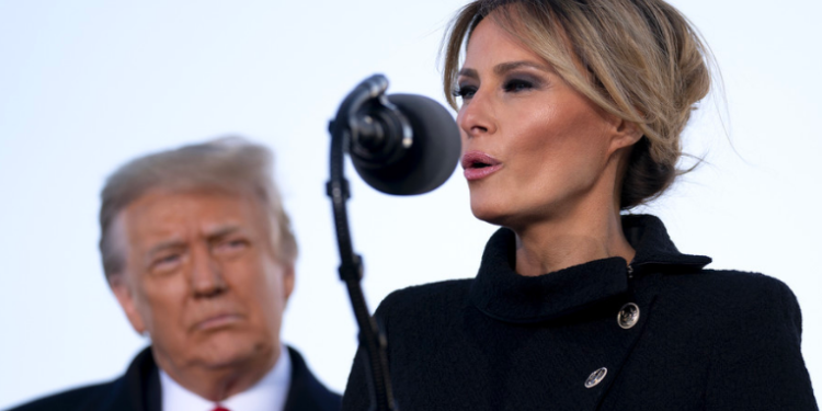 Melania Trump dice que la escasez de fórmulas para bebés en EE.UU. es desgarradora de ver.