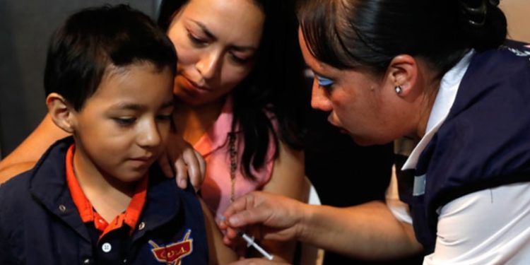 Menores continúan acudiendo a centros para ser vacunados