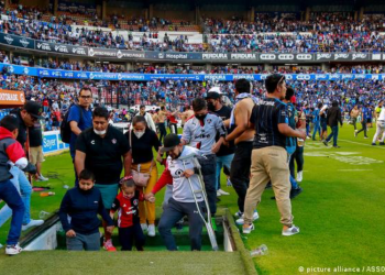 México: 22 lesionados por brote de violencia en partido de fútbol.
