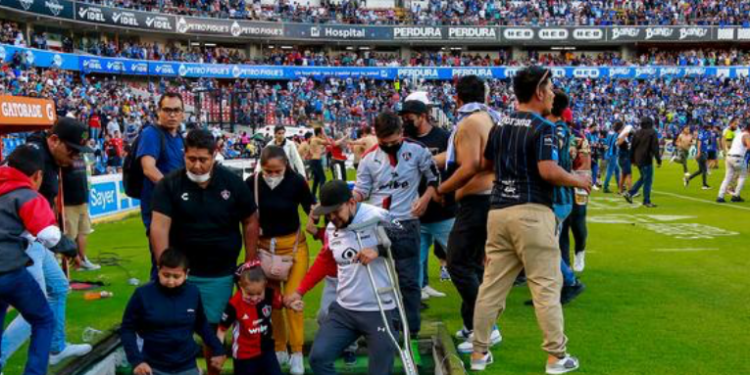 México: 22 lesionados por brote de violencia en partido de fútbol.