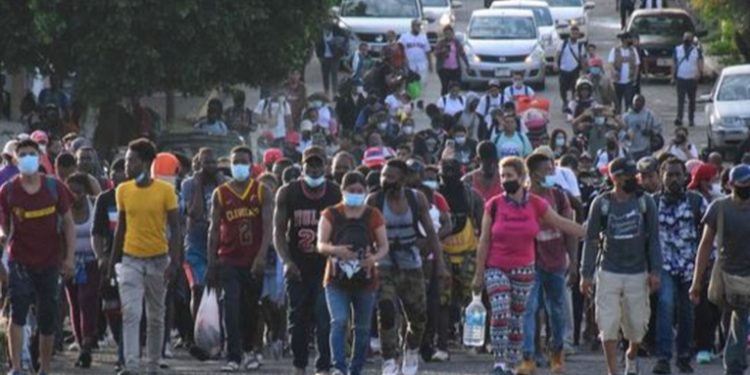 México: agentes disuelven la cuarta caravana de migrantes