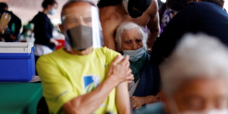 México: Anciana fue inyectada con aire en vez de la dosis contra el Covid-19