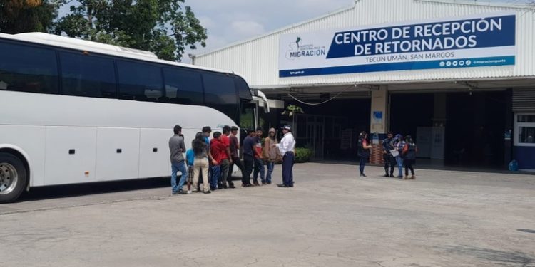 México deporta a 42 niños guatemaltecos no acompañados