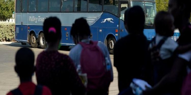 México detiene a dos buses con casi 200 migrantes irregulares