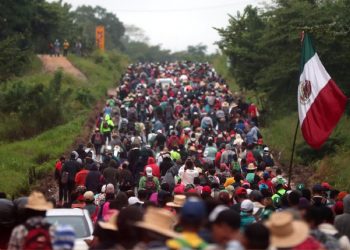 México encuentra a 600 migrantes que viajaban en tráileres