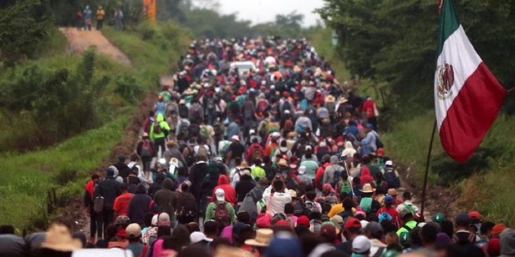 México encuentra a 600 migrantes que viajaban en tráileres