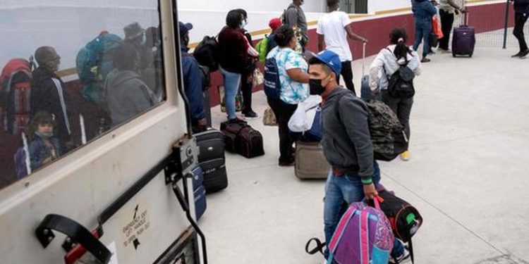 México encuentra a más de 100 migrantes secuestrados en Sonora