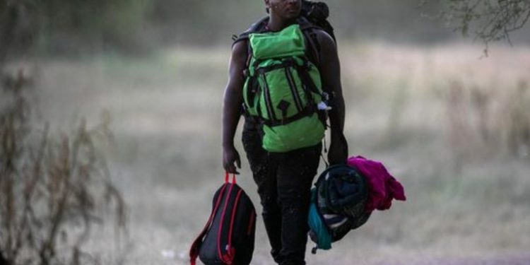 México envía a Haití segundo vuelo con migrantes deportados