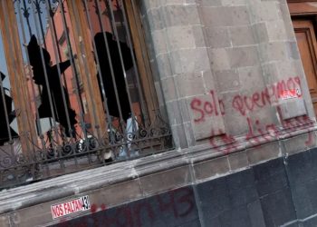 México: estudiantes derriban puerta de palacio presidencial