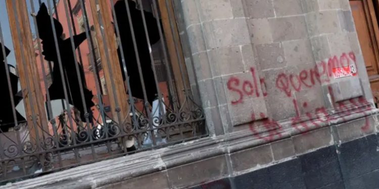 México: estudiantes derriban puerta de palacio presidencial