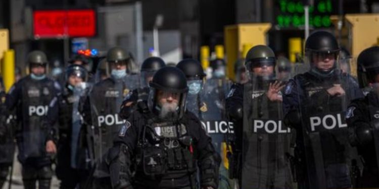 México frena nueva caravana de migrantes en Chiapas