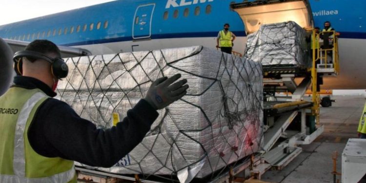 México hace entrega de las 150 mil dosis a Guatemala