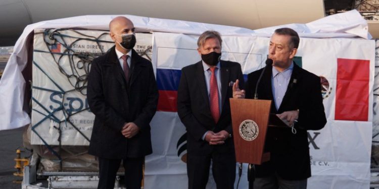 México recibe 500 mil dosis de la vacuna Sputnik V