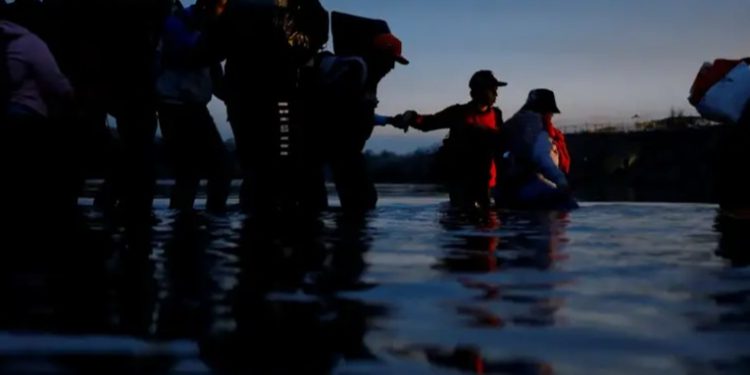 México: rescatan a seis migrantes en el río Bravo