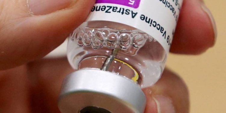 Miembro de la Agencia Europea de Medicamentos afirma conexión entre la vacuna AstraZeneca y la trombosis