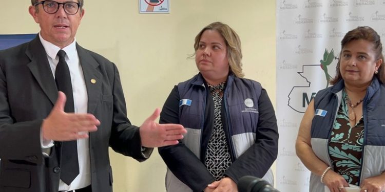 Migración enví­a 50 mil cartillas de pasaportes a consulados en Estados Unidos