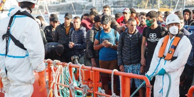 Migración peligrosa: Seis embarcaciones con más de 500 migrantes llegan a Canarias