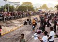 Migrantes bloquean carretera en Chiapas en demanda de permisos para ingresar a Estados Unidos