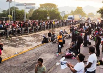 Migrantes bloquean carretera en Chiapas en demanda de permisos para ingresar a Estados Unidos