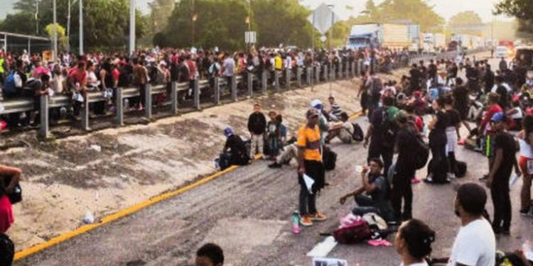 Migrantes bloquean carretera en Chiapas en demanda de permisos para ingresar a Estados Unidos