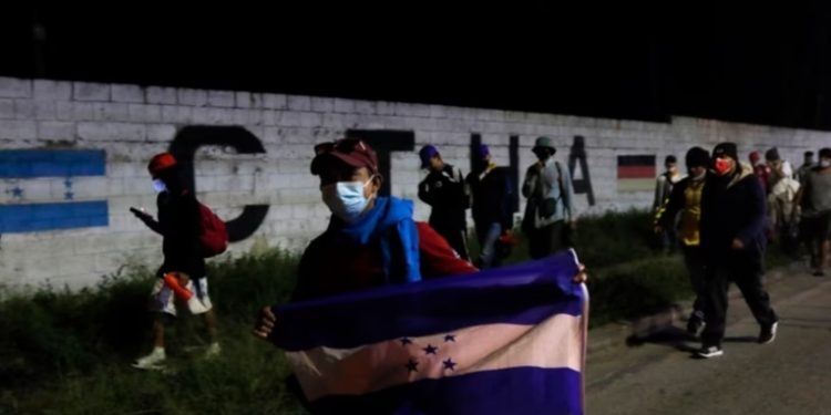 Migrantes centroamericanos se sienten excluidos del programa de 'parole humanitario' de EEUU