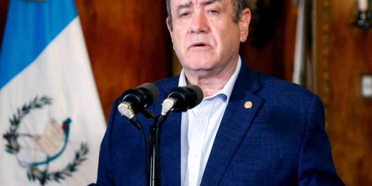 Presidente anuncia que guatemaltecos fuera del país podrán aportar al IGSS