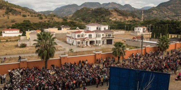 Migrantes hondureños se encuentran detenidos en Vado Hondo, Chiquimula