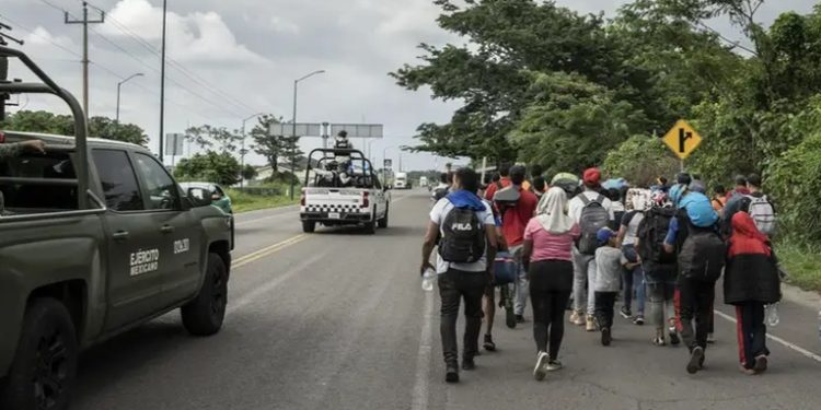 Migrantes retiran bloqueo carretero en el sur de México